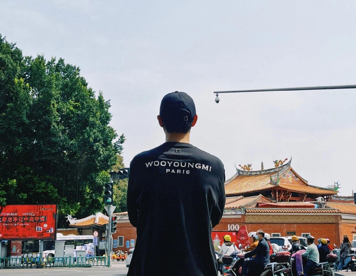 现男友李现穿搭,现男友李现一袭黑色着装帅气十足