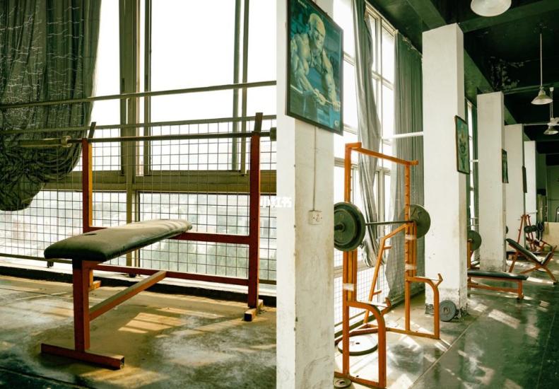 67岁大爷健身24年，娶小13岁美女娇妻，夫妻美满幸福、让人羡慕