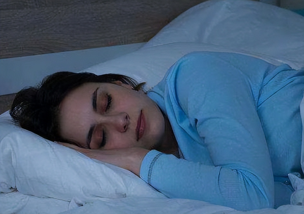 晚上睡觉嘴巴口干缺啥,晚上睡觉嘴巴总发干是真的缺水吗