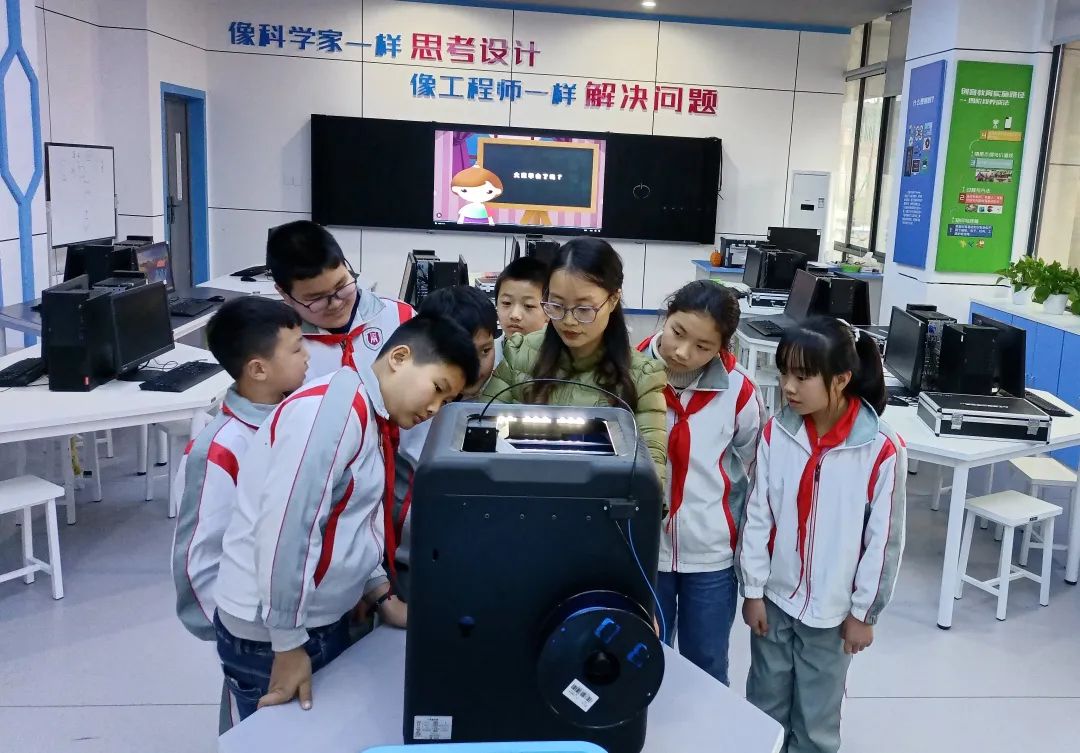 邻水县鼎屏小学西校区：“*党**建+”引领学校发展