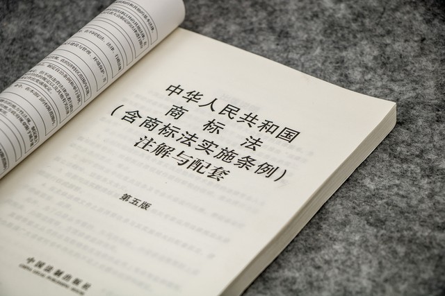 法律规定错误如何起诉,被起诉后怎么跟律师说