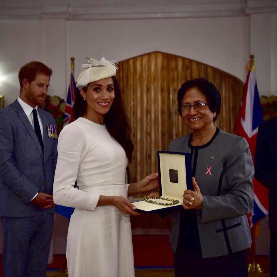 为什么梅根无法模仿戴安娜的高级,梅根戴着戴安娜耳环