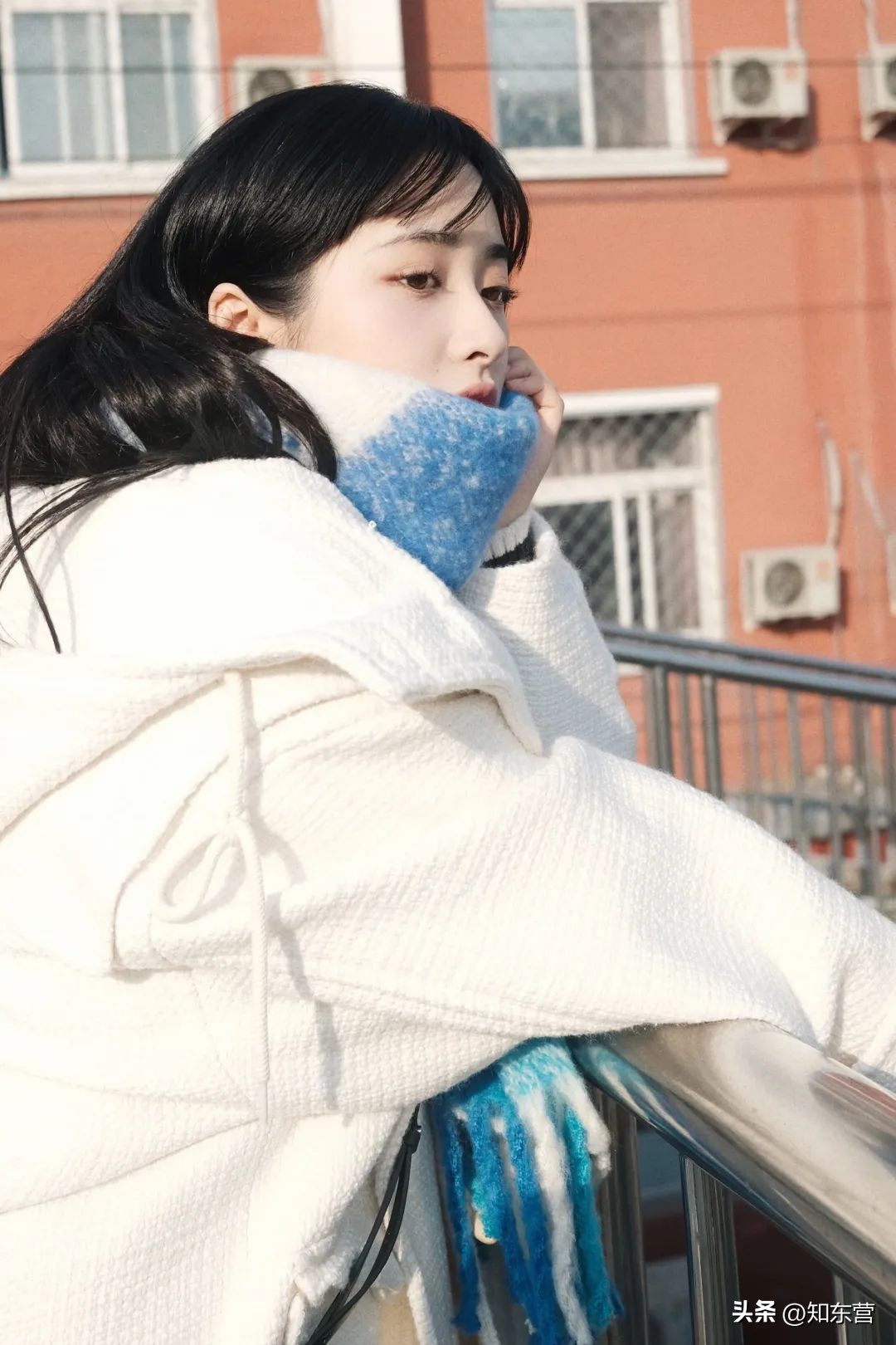 冬天披发好看又显脸小的发型,冬季干净利落减龄的发型