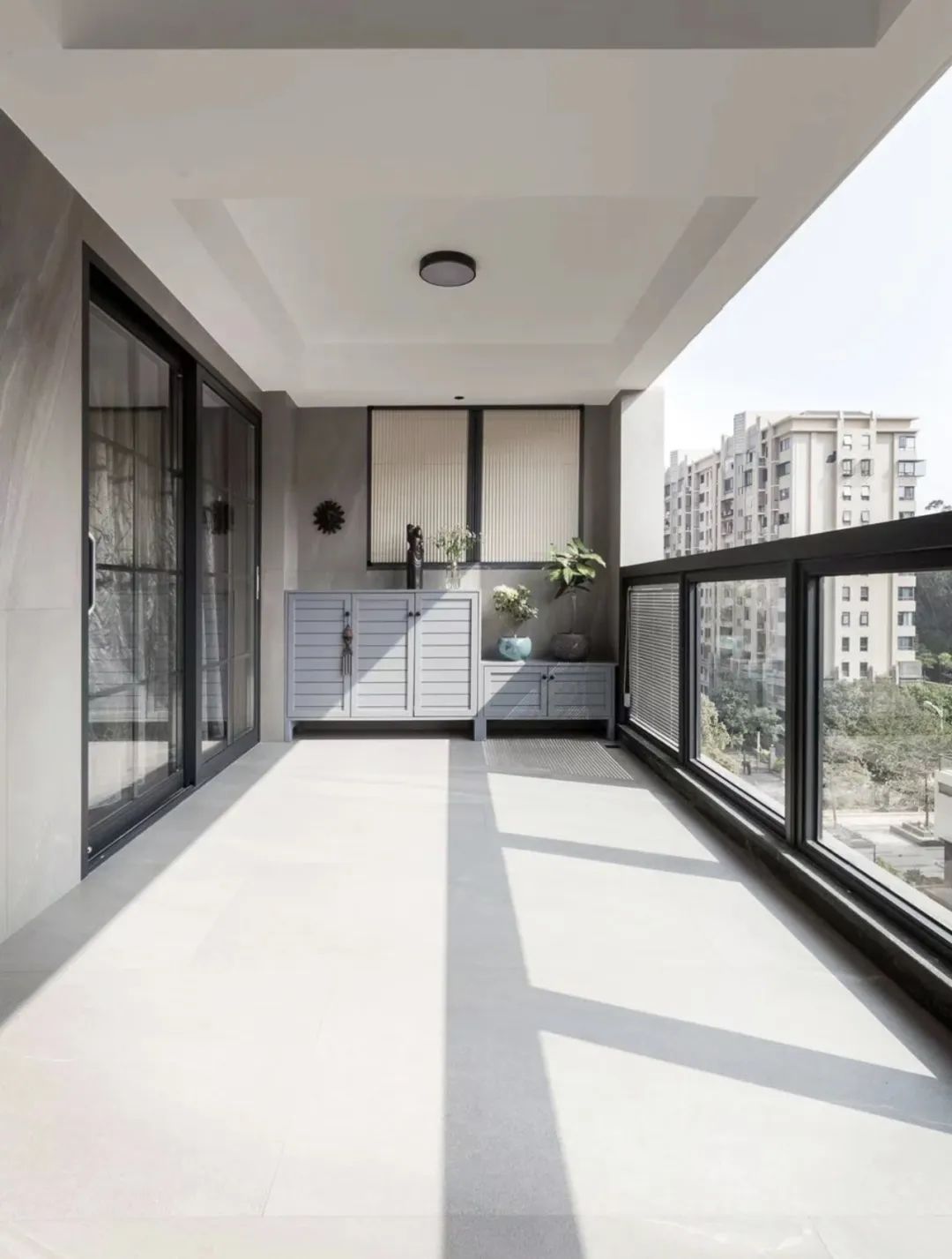 阳台用瓷砖好还是防腐木好,阳台地面铺防腐木好还是地砖好