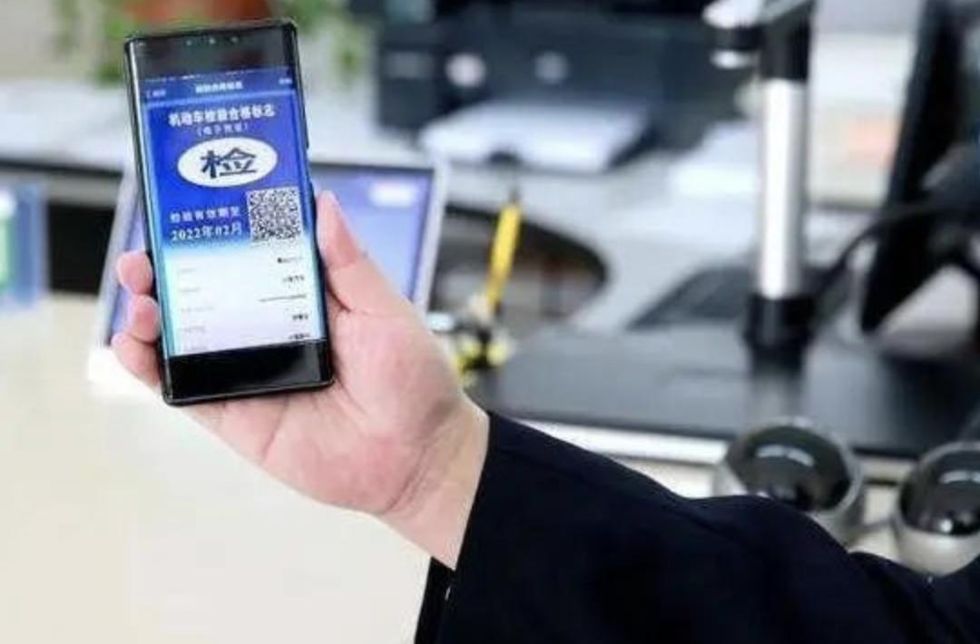 前挡风玻璃贴什么颜色不会罚款,挡风玻璃还要贴标吗