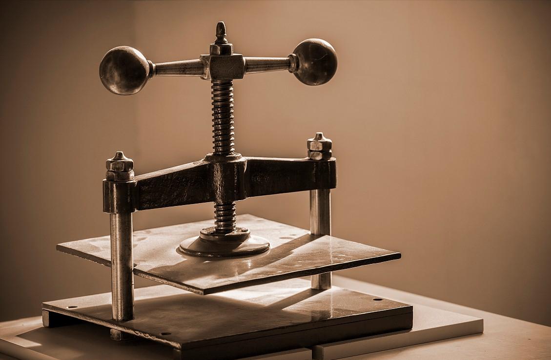 印刷机是15世纪50年代发明的吗,直接促成印刷术诞生的重大发明