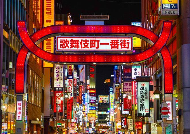 黑白两重天:球场狂欢,牢狱徘徊