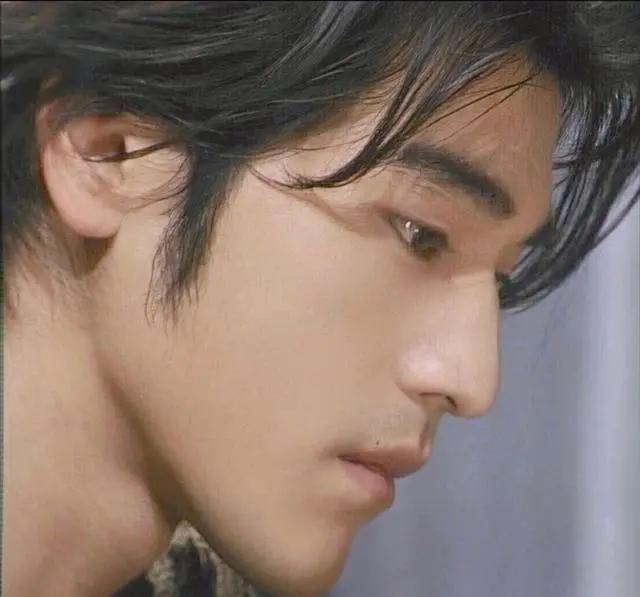 不演戏回归舞台,娱乐圈难得一见的金城武