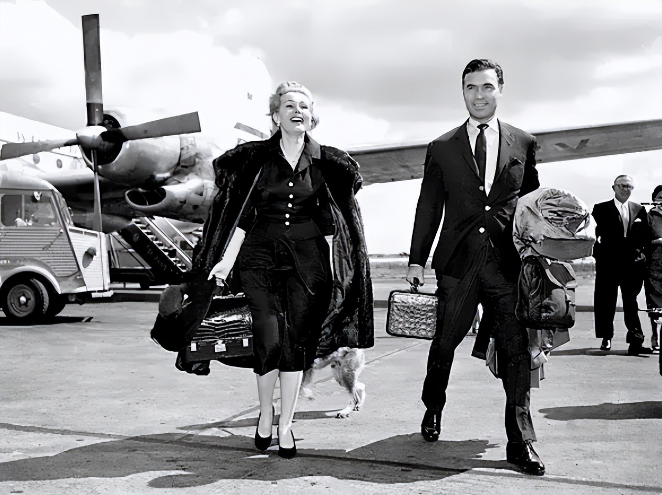 “软饭王”鲁维罗萨：娶过5位富婆，被送轰炸机和超跑，56岁身亡