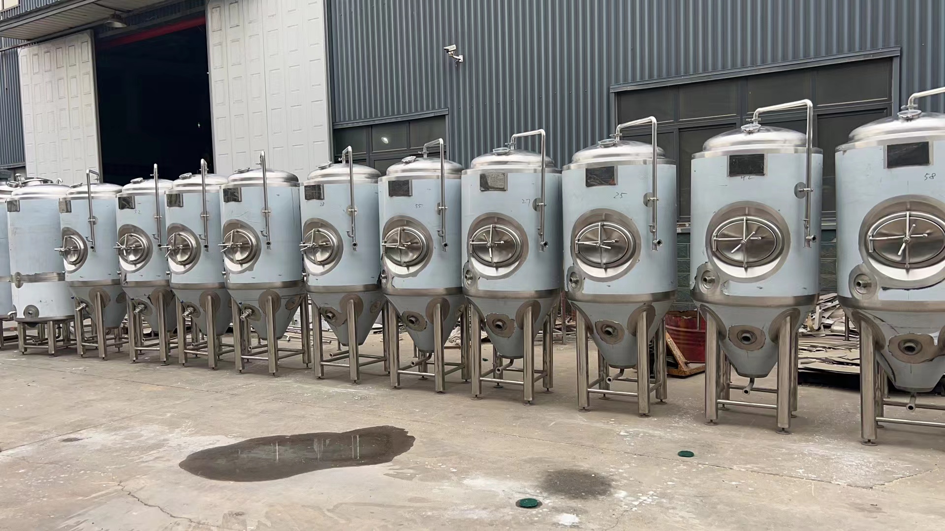 酿造现酿啤酒小型设备报价,大型啤酒发酵罐设备大概多少钱