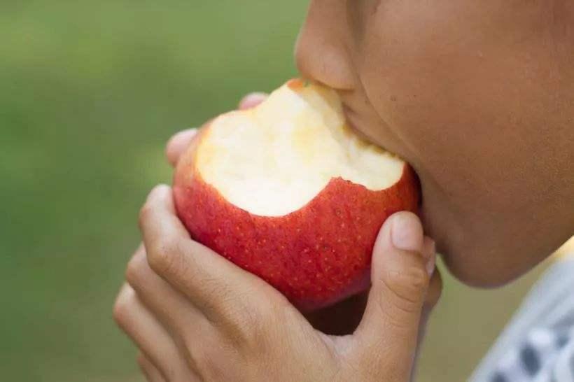 每晚吃1个煮熟的苹果有什么好处,每天早起吃一个煮熟的苹果好吗