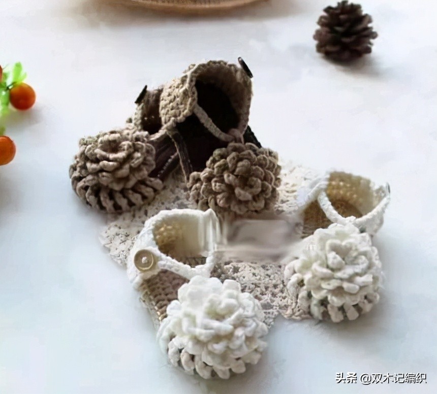 松鼠绒毛线婴儿鞋编织视频,网红毛线编织婴儿鞋视频
