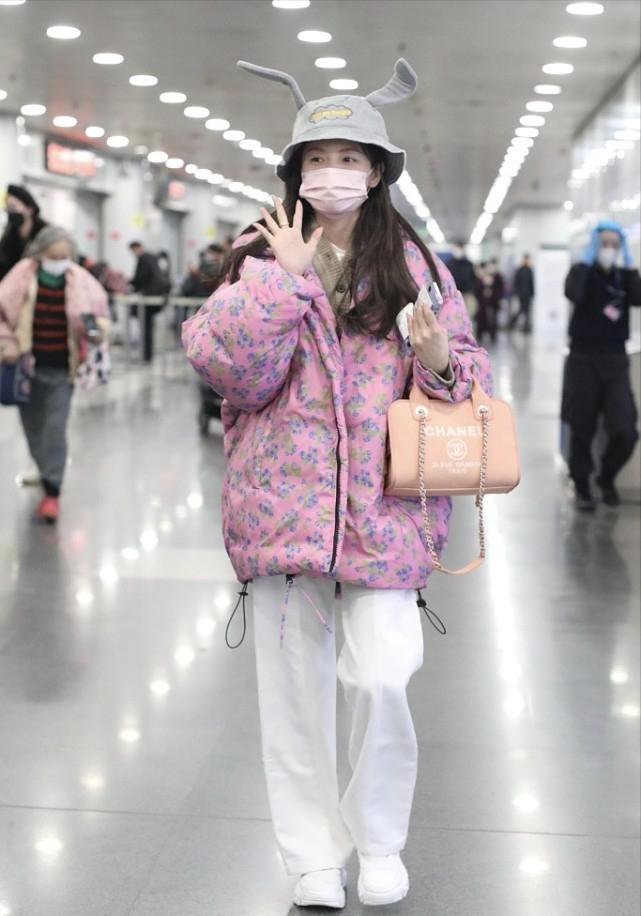 林小宅一身休闲装不失少女心,林小宅牛仔裤穿搭