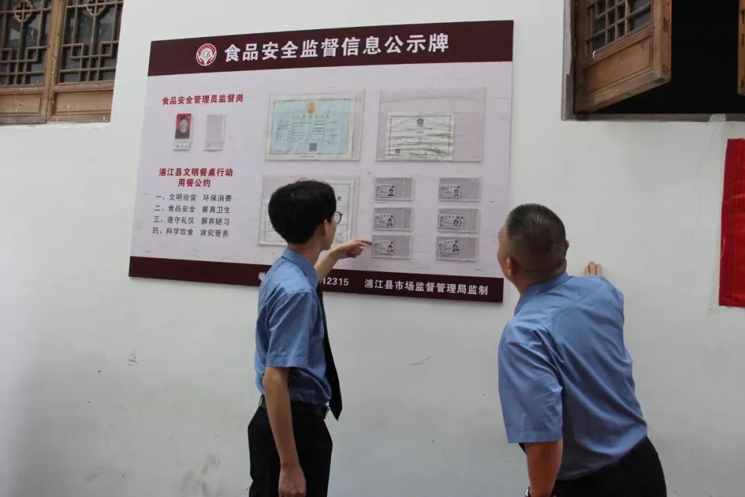 石奶奶在家门口的老年食堂，对着“回头看”的检察官幸福地笑