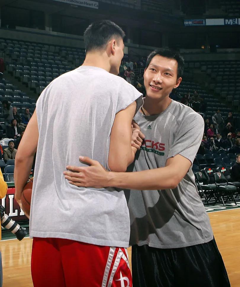 杨鸣为郭艾伦庆生,杨鸣和郭艾伦感情有多好