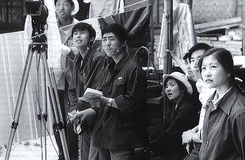 为什么那么多人捧张艺谋,张艺谋为什么这么红火