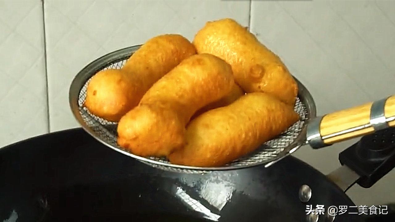 新型油条做法，全程手不沾面，筷子搅一搅，出锅蓬松又柔软，真香