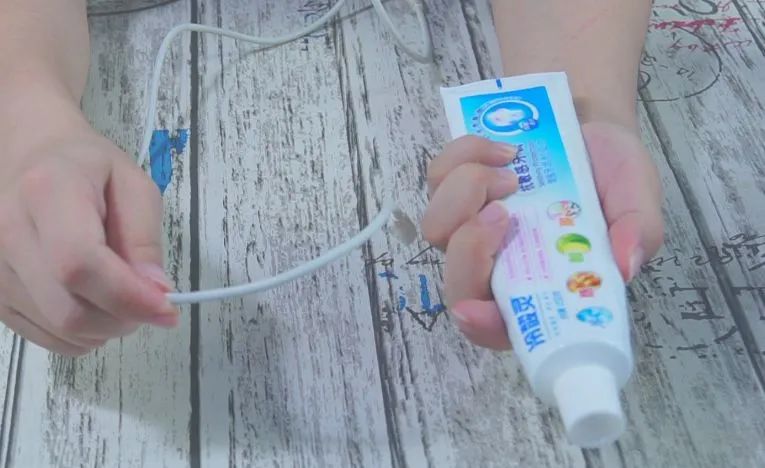 粉红色的耳机线发黑怎么清理,苹果耳机线老化发黑怎么清理