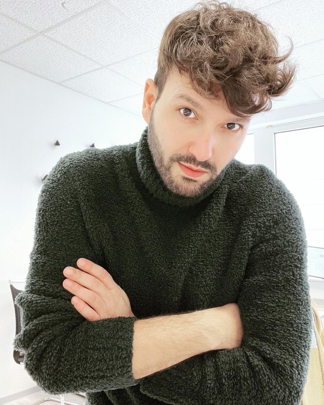 菱形脸适合什么发型？背头换成卷刘海，光头大叔直接逆袭成男神