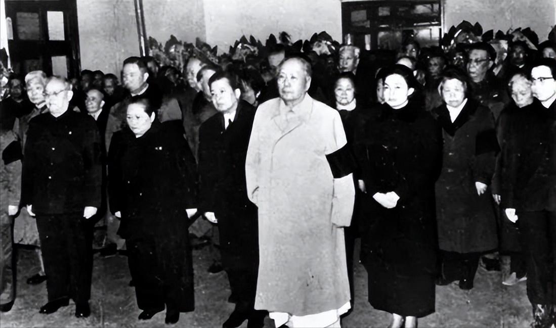 陈毅临终前，*剑英叶**拿出毛主席所写的纸条：我知道你在等什么