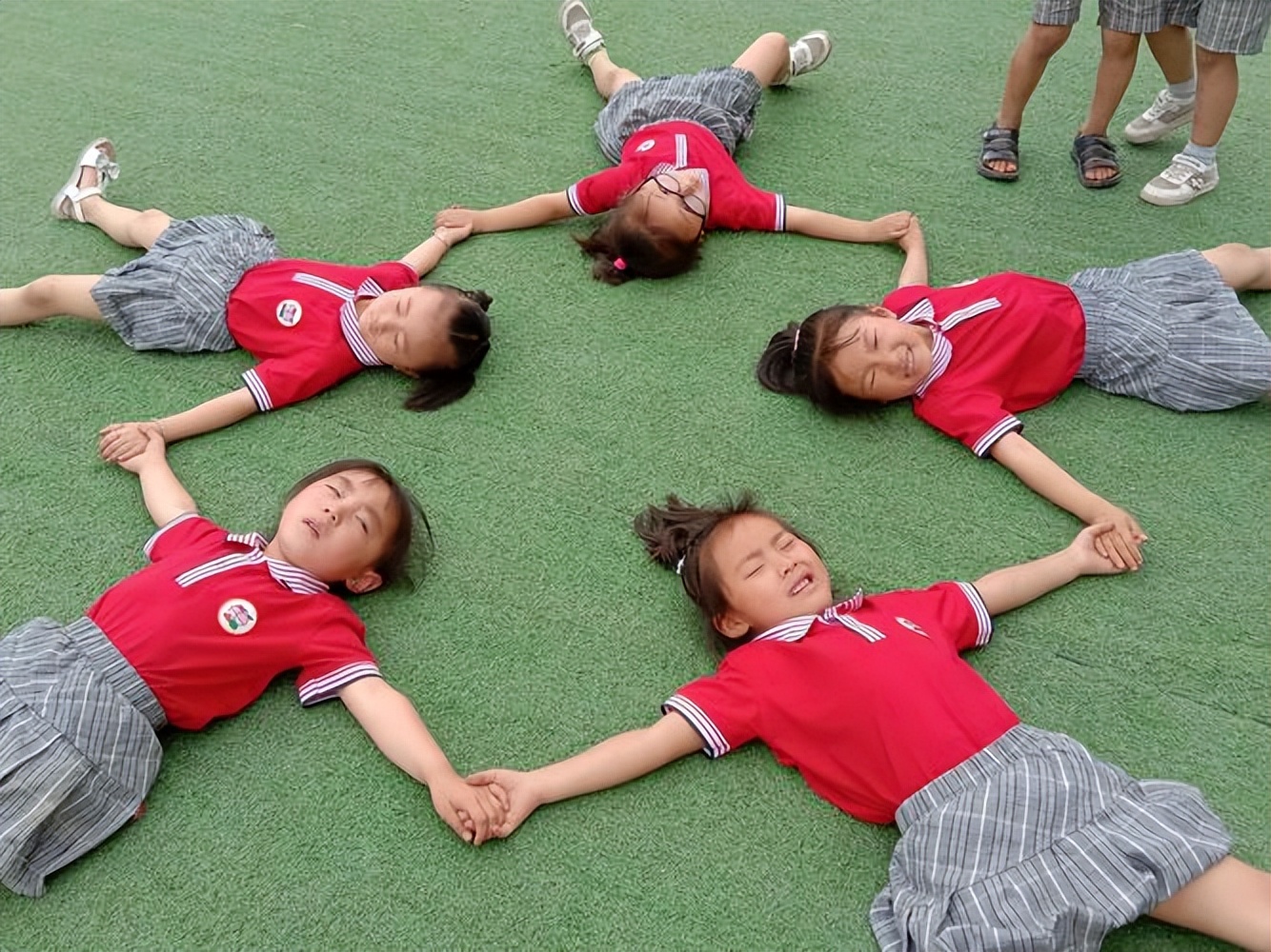 幼儿园500元的毕业照，一本相册，两套衣服，这能算“天价”吗！