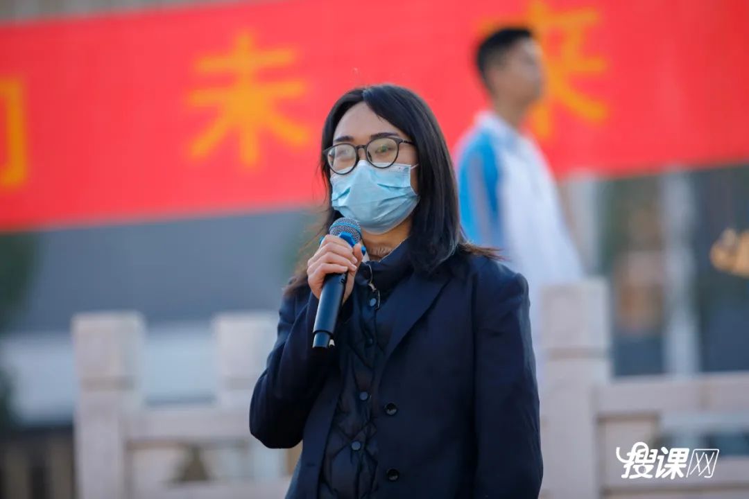 3000多名师生传递国旗为祖国庆生,开学典礼百人传旗