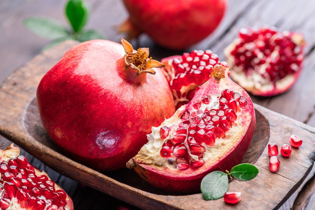 花开千叶红，无需藉春风——五月榴花，浓情似火燃，丹若照长安