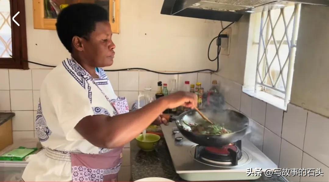 90后河南夫妻在非洲工作，花900块请保姆，发现非洲人带娃太雷人