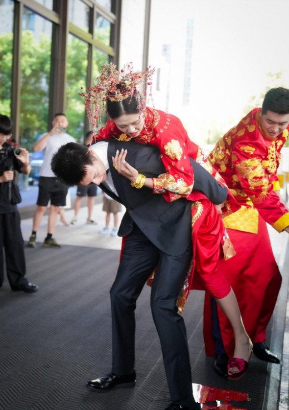 张常宁穿中式婚服亮相,张常宁婚纱礼服