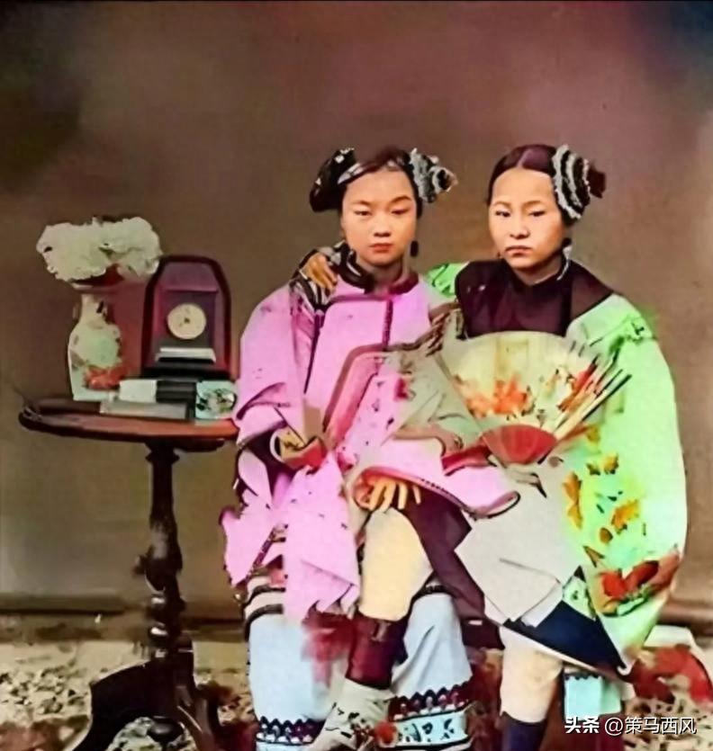 女子穿日军军装拍照被拘留,女子穿侵华日军服装摆拍新闻视频