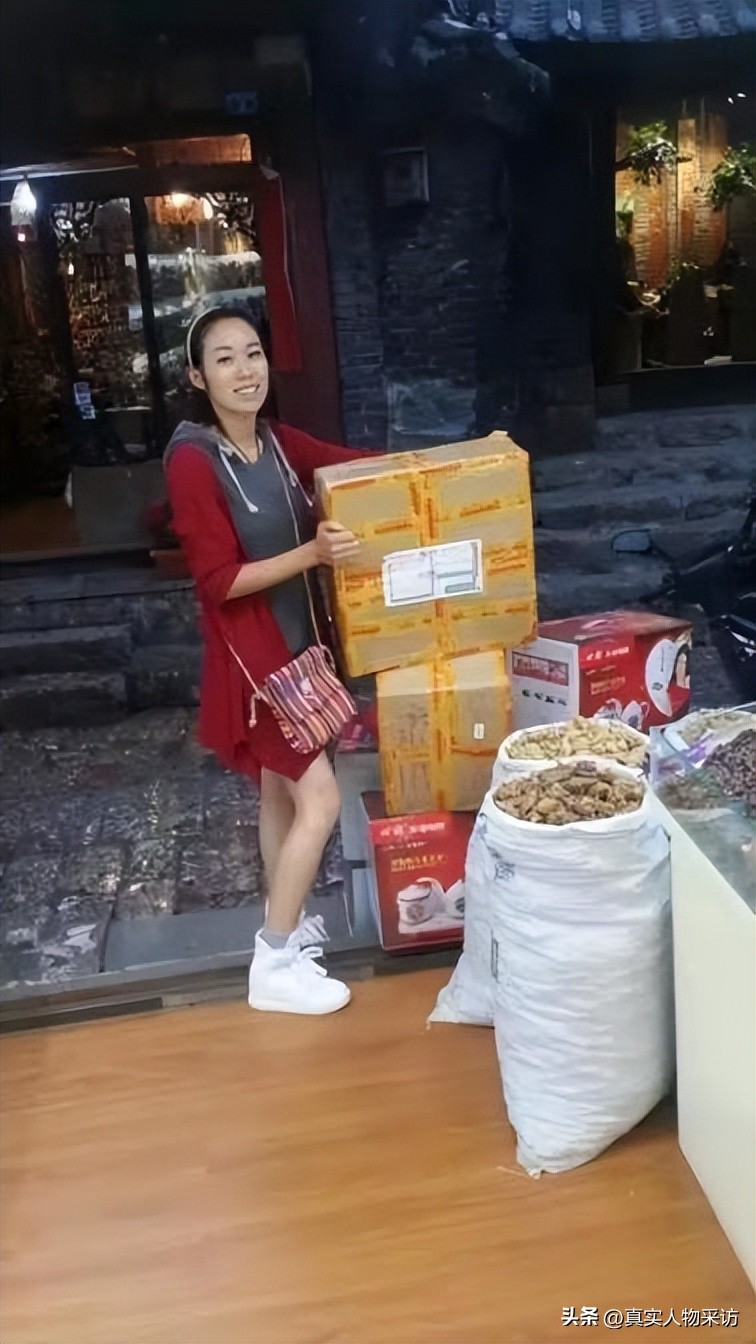 我,离异后摆地摊还债,意外被小15岁小伙追求,开启人生第二春