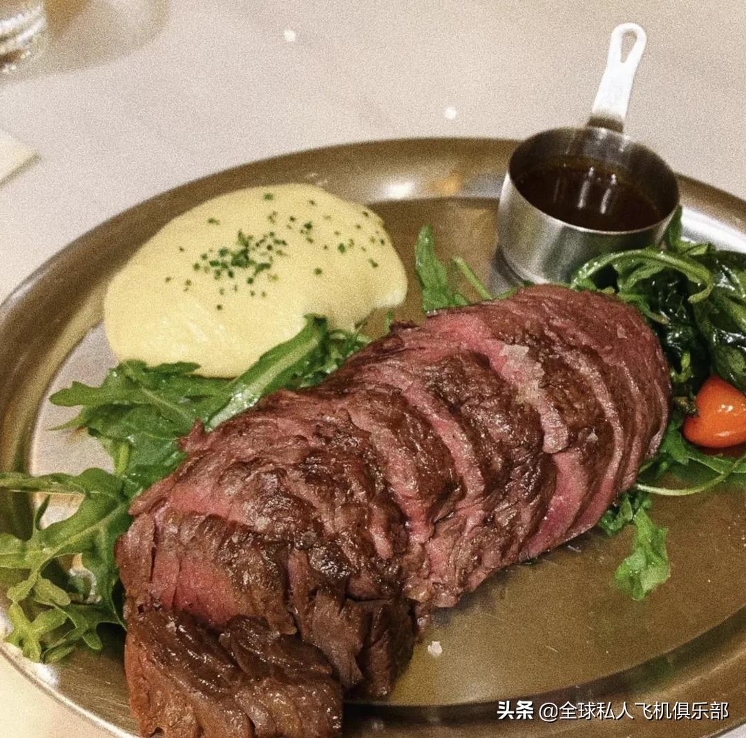 爱飞嘉包机|价值五十万的私人飞机上餐食都是吃点啥？