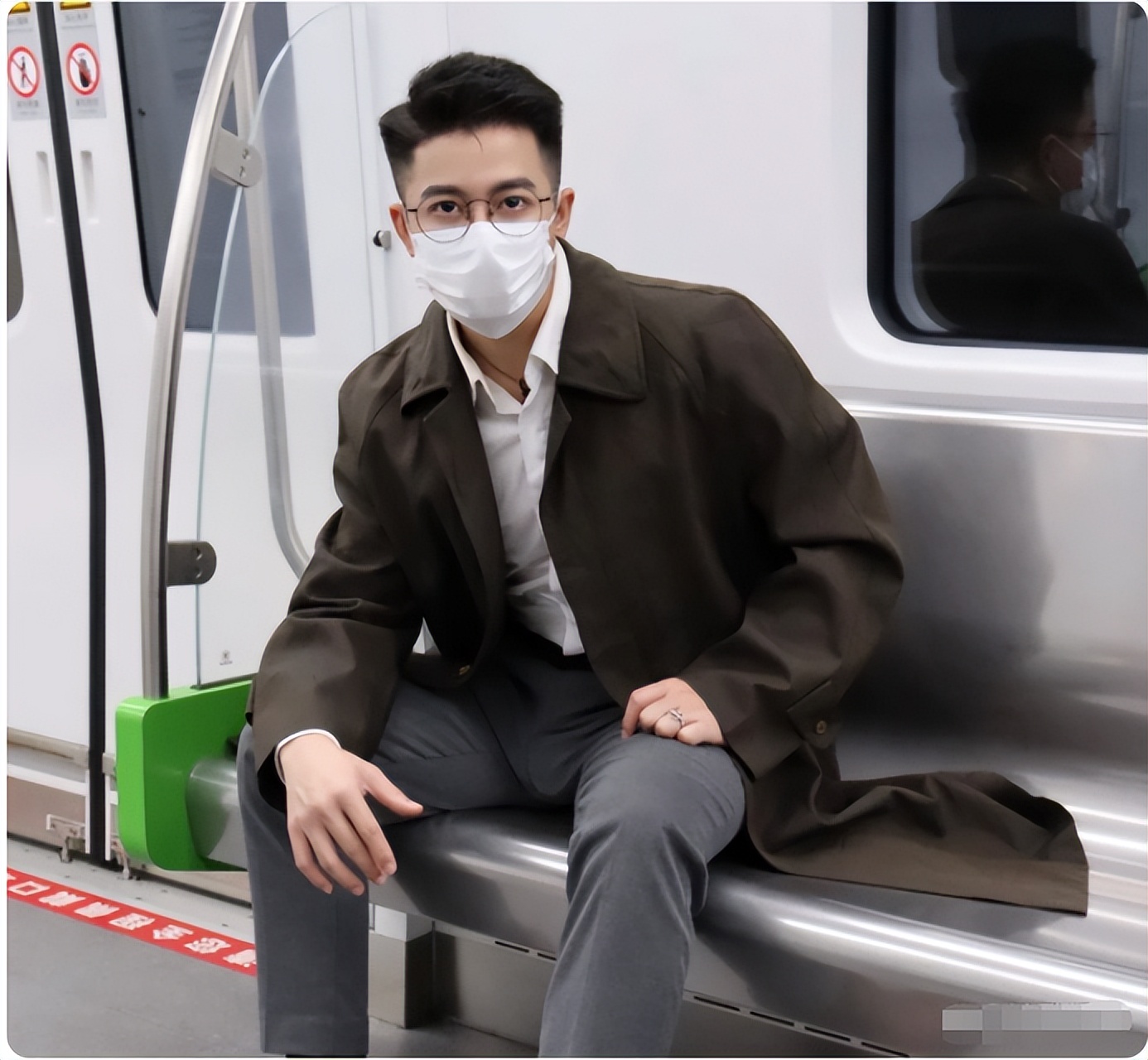 地铁摆拍男,最近很火的地铁男生照片