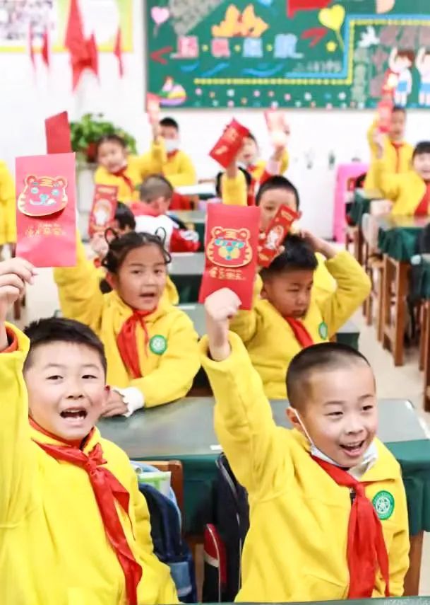 开学季校园展示打卡,开学啦冰墩墩小学生积极向上图片