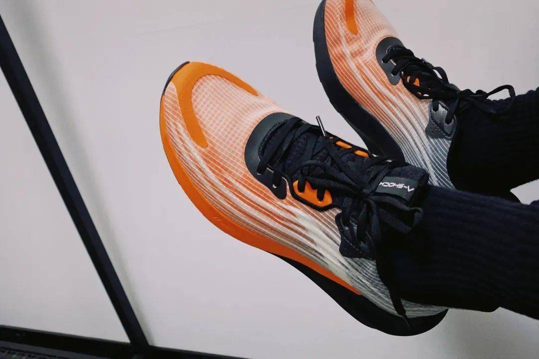 谷爱凌同款跑鞋太帅了，镂空跑鞋科技感强，安踏设计赶超李宁？