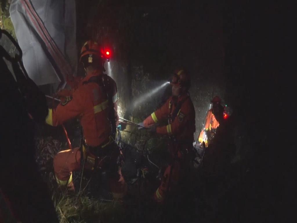 驴友擅闯未完工的栈道,浙江驴友擅闯未完工悬崖栈道