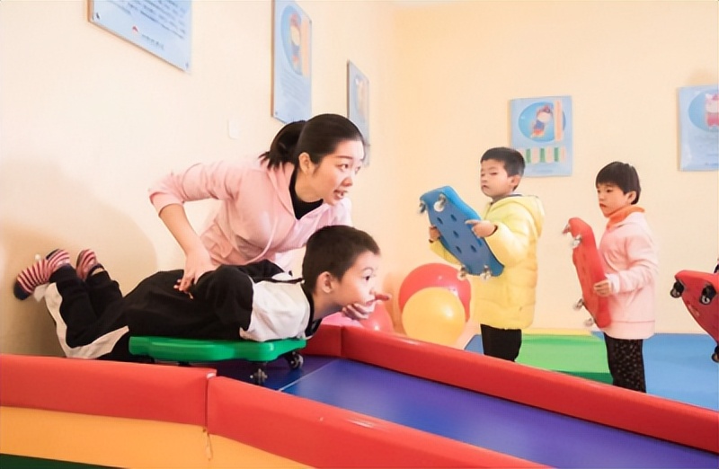 感统滑梯视频儿童,感统滑梯的玩法