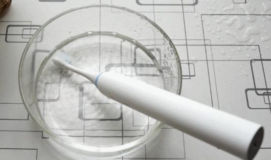 电动牙刷伤牙龈吗,电动牙刷危害博主揭秘伤牙真相