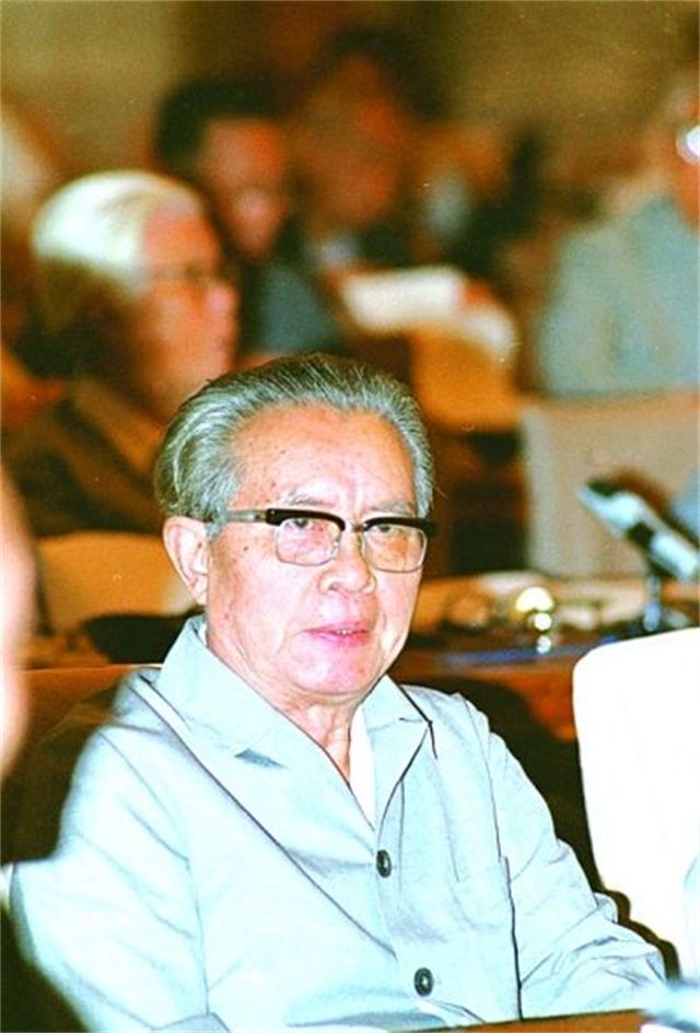 1977年美国务卿万斯访华碰了钉子，*小平邓**：干脆废约，撤军，断交