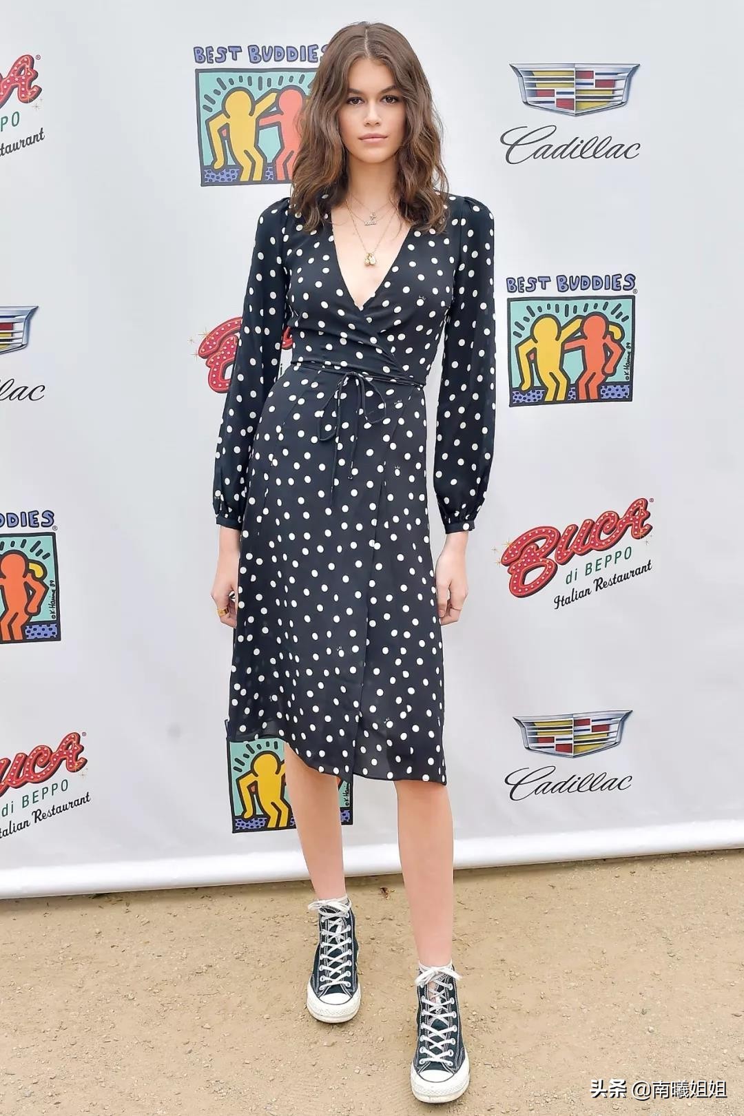 适合穿裙子的帆布鞋百搭款,现在流行帆布鞋显瘦洋气又舒适