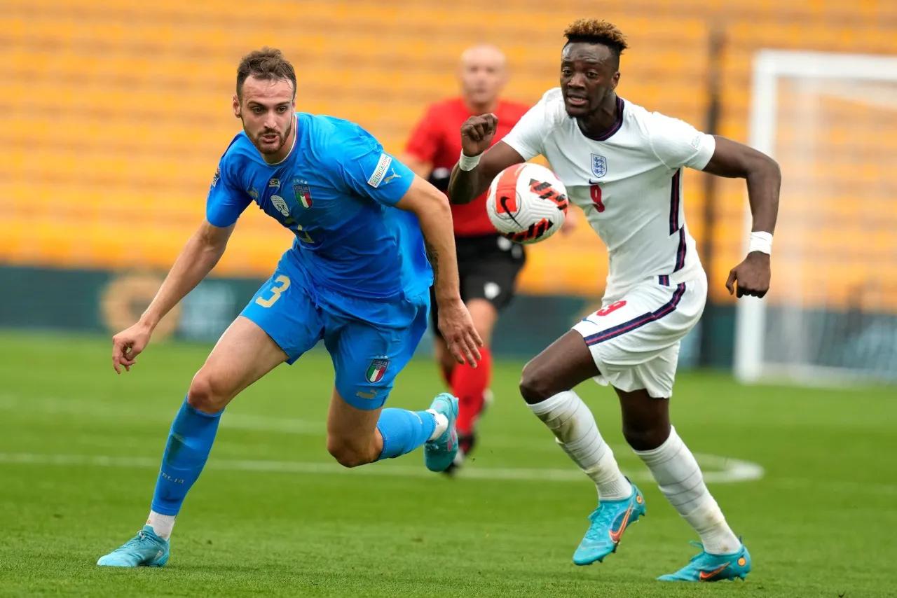 5年前搬砖，1年前踢意丙，今天他为意大利首发并锁死凯恩亚伯拉罕