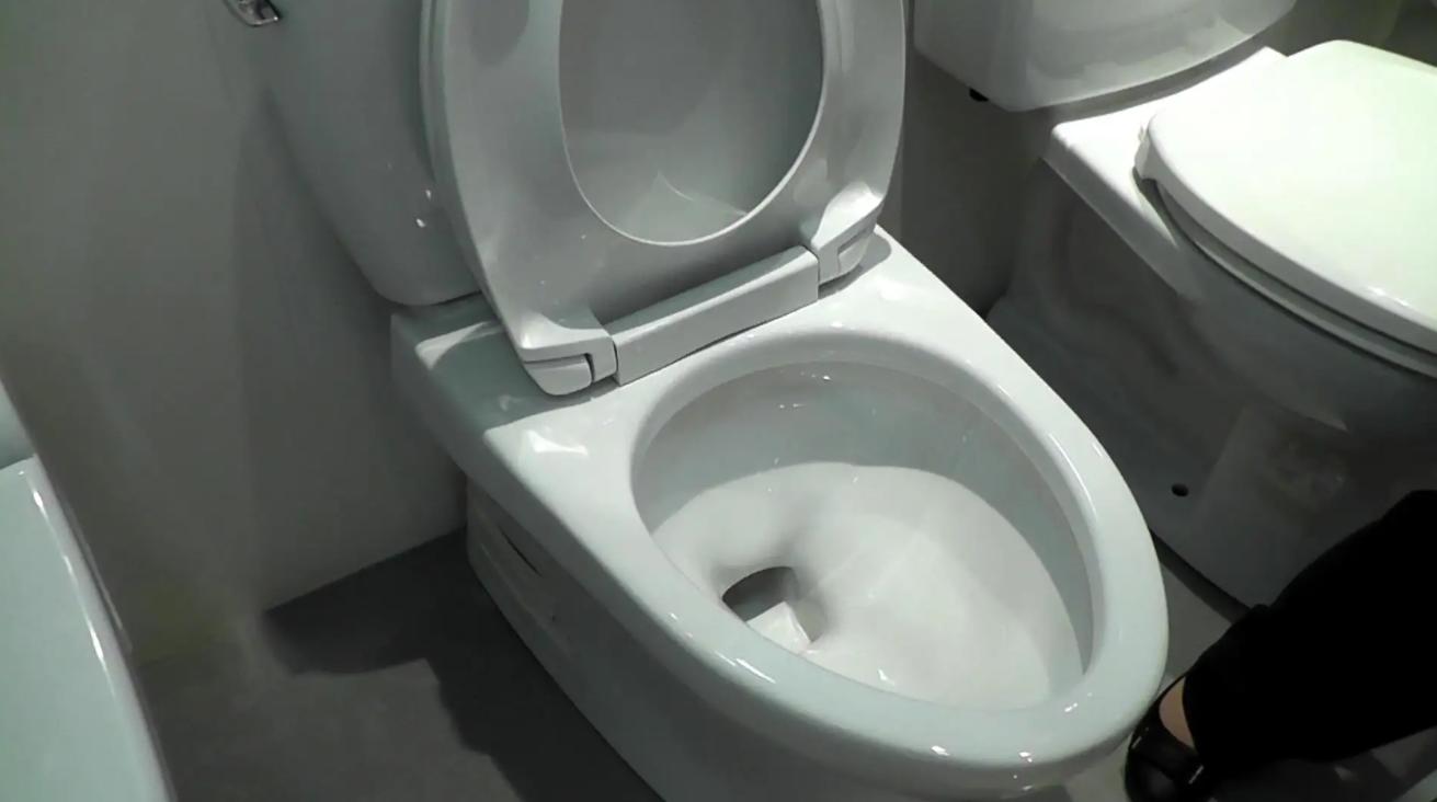 为什么美国的马桶前面有个缺口,美国马桶前面有个缺口