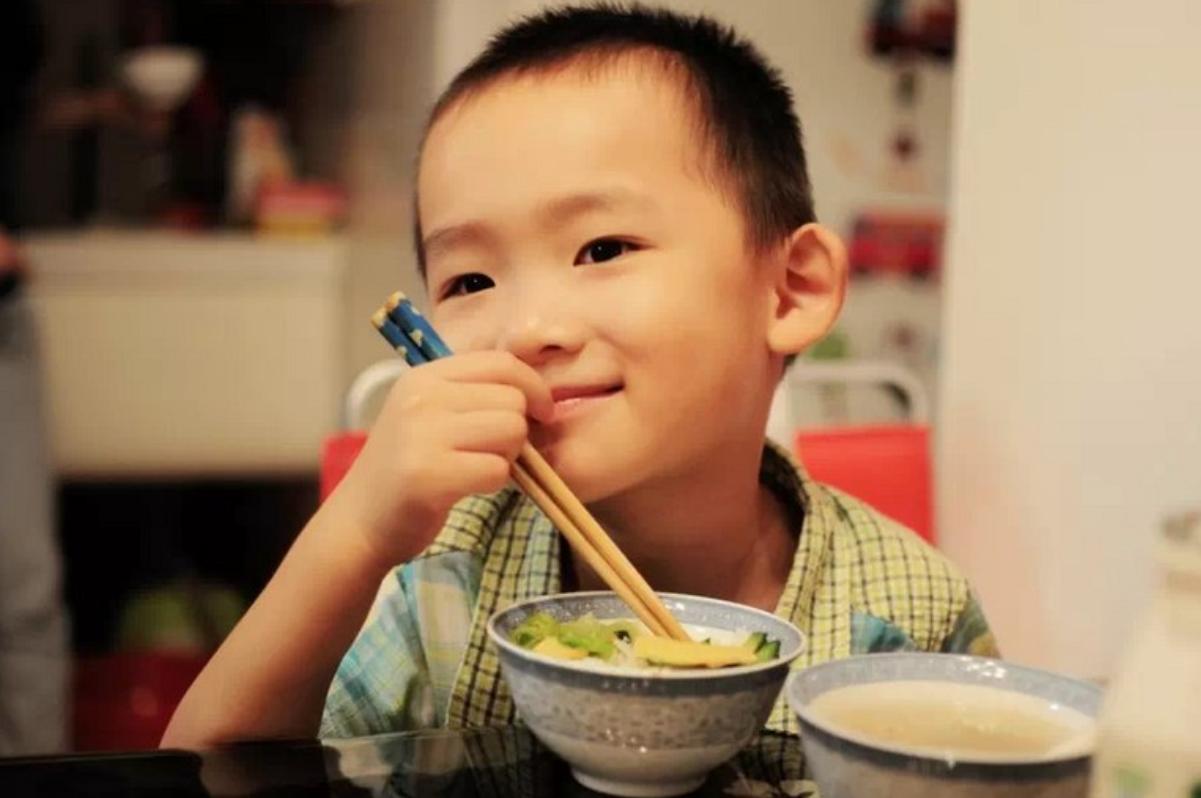 10岁孩子暑假到外婆家，两个月从1米3长到1米4，做对了什么