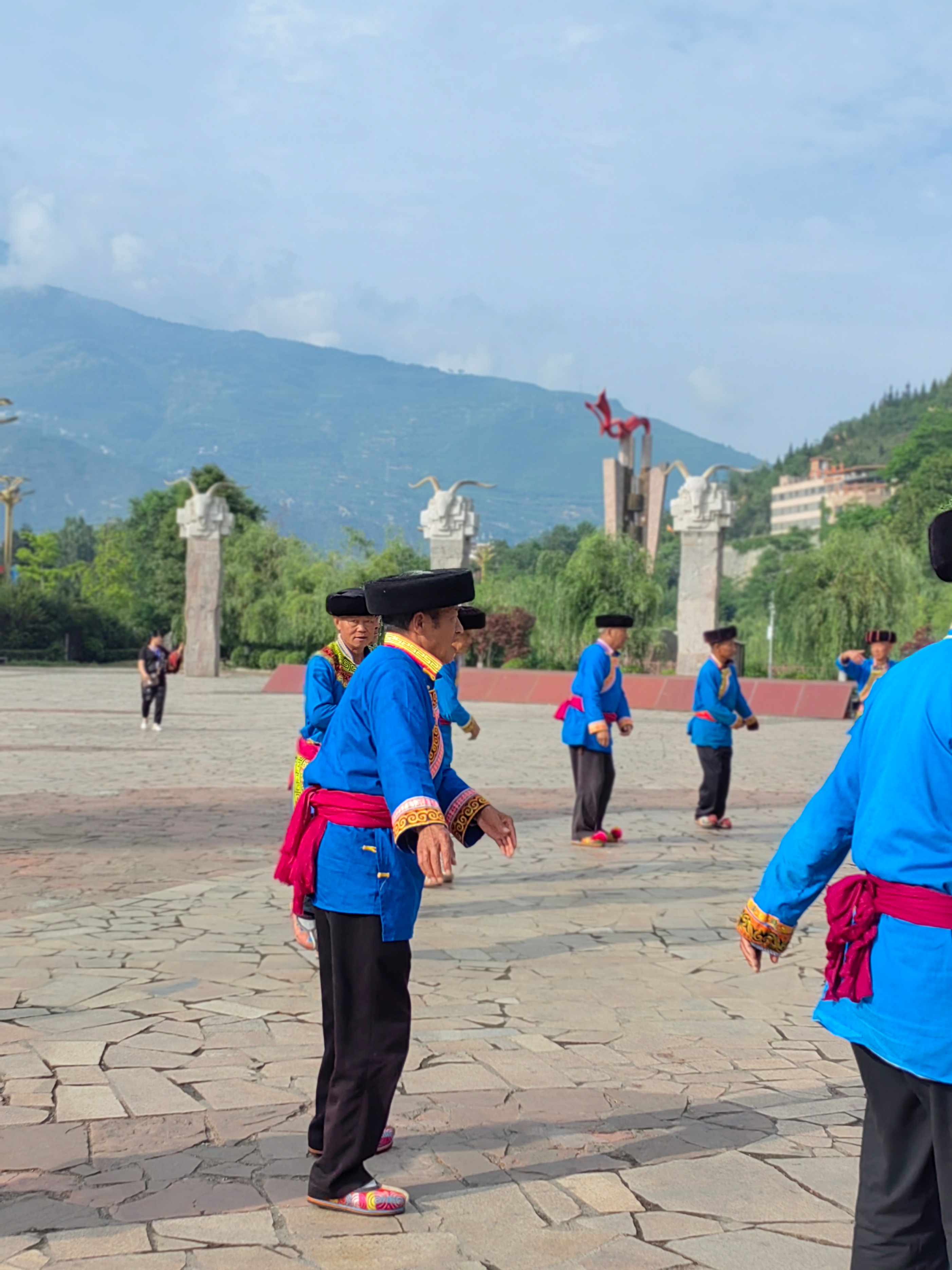 羌族云朵上的舞者,歌曲云朵上的羌族