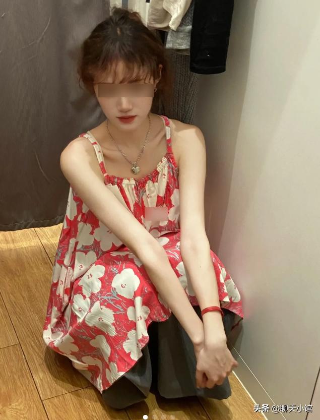 女网红优衣库迷惑行为引群嘲,优衣库童装试穿博主吐槽