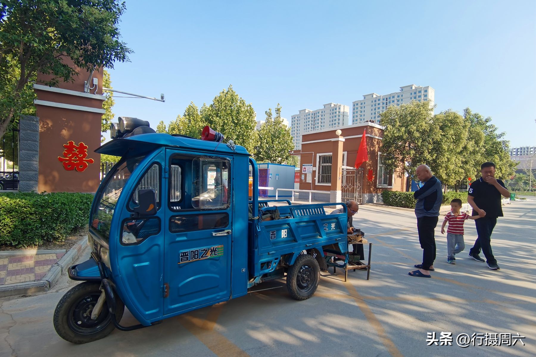 68岁老人街头磨菜刀,78岁磨刀老人的真实生活