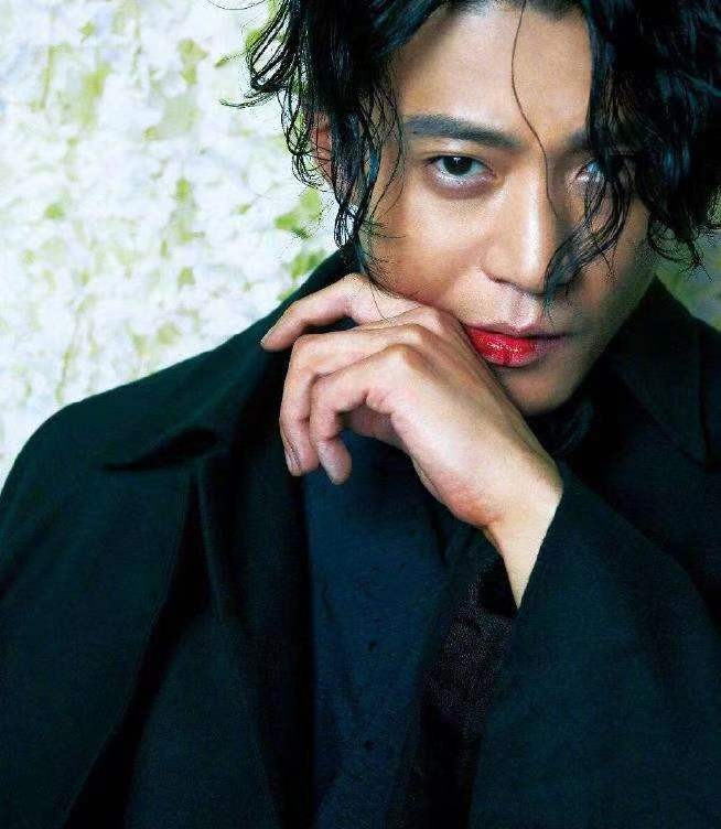 《人间失格》18年间5次自杀、3度殉情,太宰治的丧该被追捧吗?