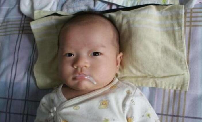 婴儿一激动就打嗝咋回事,胃胀打嗝放屁多体重下降