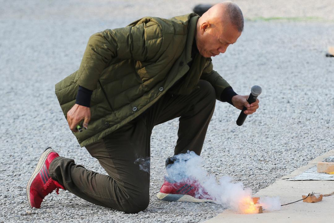 玩火上瘾3分钟烧掉百万!被外媒泼脏水的中国男人,凭啥一战封神