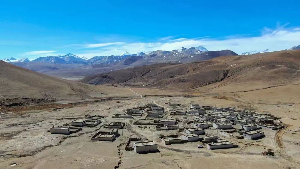 一双球鞋一人一只，凑成“黄金左右脚”！没有什么能够阻挡“运动小子”们的热爱